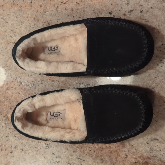 LIKE NEW UGG Scalloped Moc Slipper - Picture 2 of 11